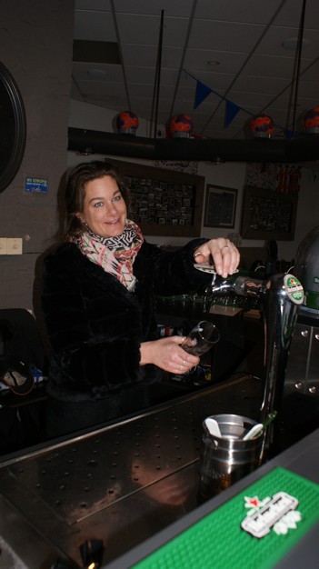 Onze nieuwe barjuffrouw ging direct voor iedereen een biertje inschenken. Weet je wel wat dat gekost heeft?